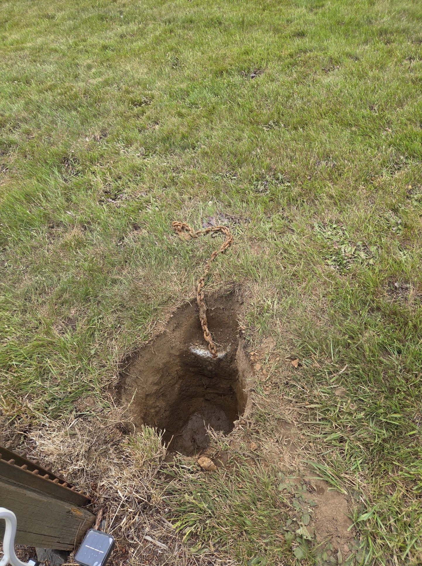I Discovered a Chain Hidden Beneath My Mailbox