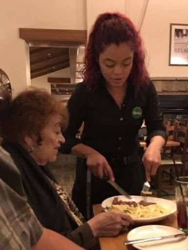 79-year-old mom chooses comfy corner seat at Olive Garden – Then something incredible happens