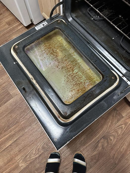 How to Clean Stubborn Grease and Grime from Your Oven